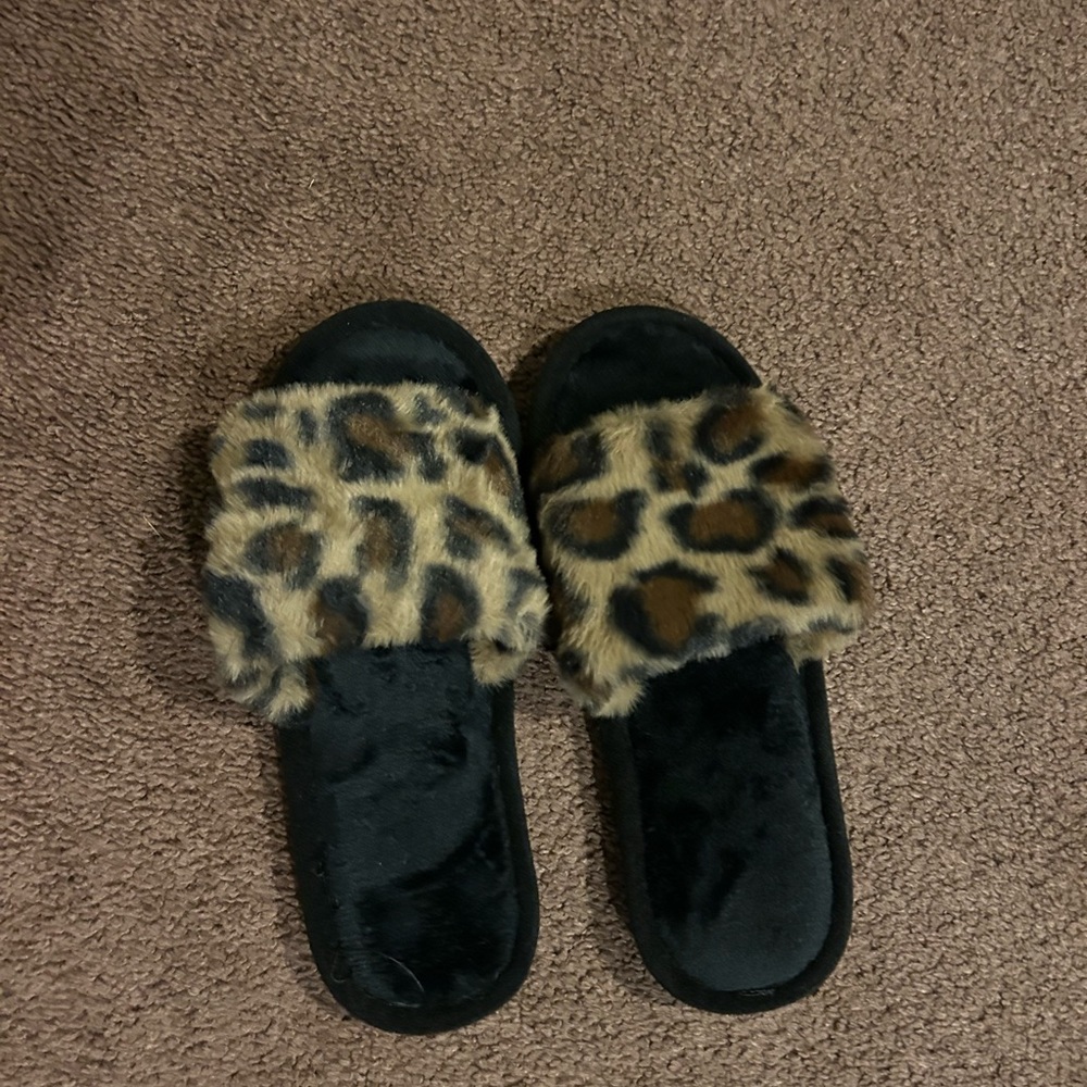 Source Unknown Fuzzy Animal Print Slippers